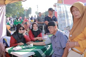 Layanan cek kesehatan gratis oleh relawan Lazismu Sragen di acara HUT TNI 2025.