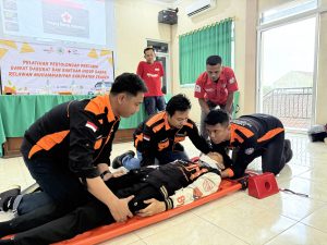 Pelatihan penanganan korban kecelakaan oleh PMI kepada Driver Ambulans Lazismu dan relawan Muhammadiyah