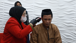 proses cetak lubang telinga