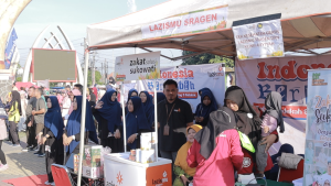 Stand pelayanan Lazismu Sragen ramai dikunjungi masyarakat saat HUT TNI 2025 di Sragen.
