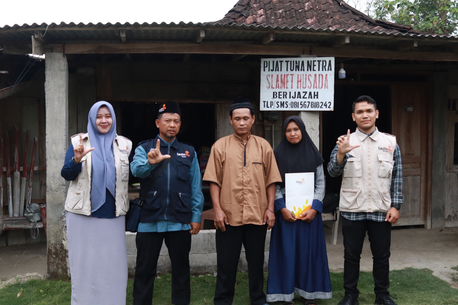 Penyerahan bantuan alat bantu dengar oleh Lazismu Sragen, (bantu pendengaran mujiono)