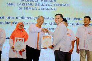 Serah Terima Penghargaan Penghimpunan Rendangmu