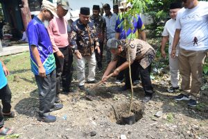 Sekretaris Daerah Kabupaten Sragen, dr. Hargiyanto, M.Kes melakukan simbolik penanaman bibit pohon kelengkeng dengan disaksikan oleh tamu undangan