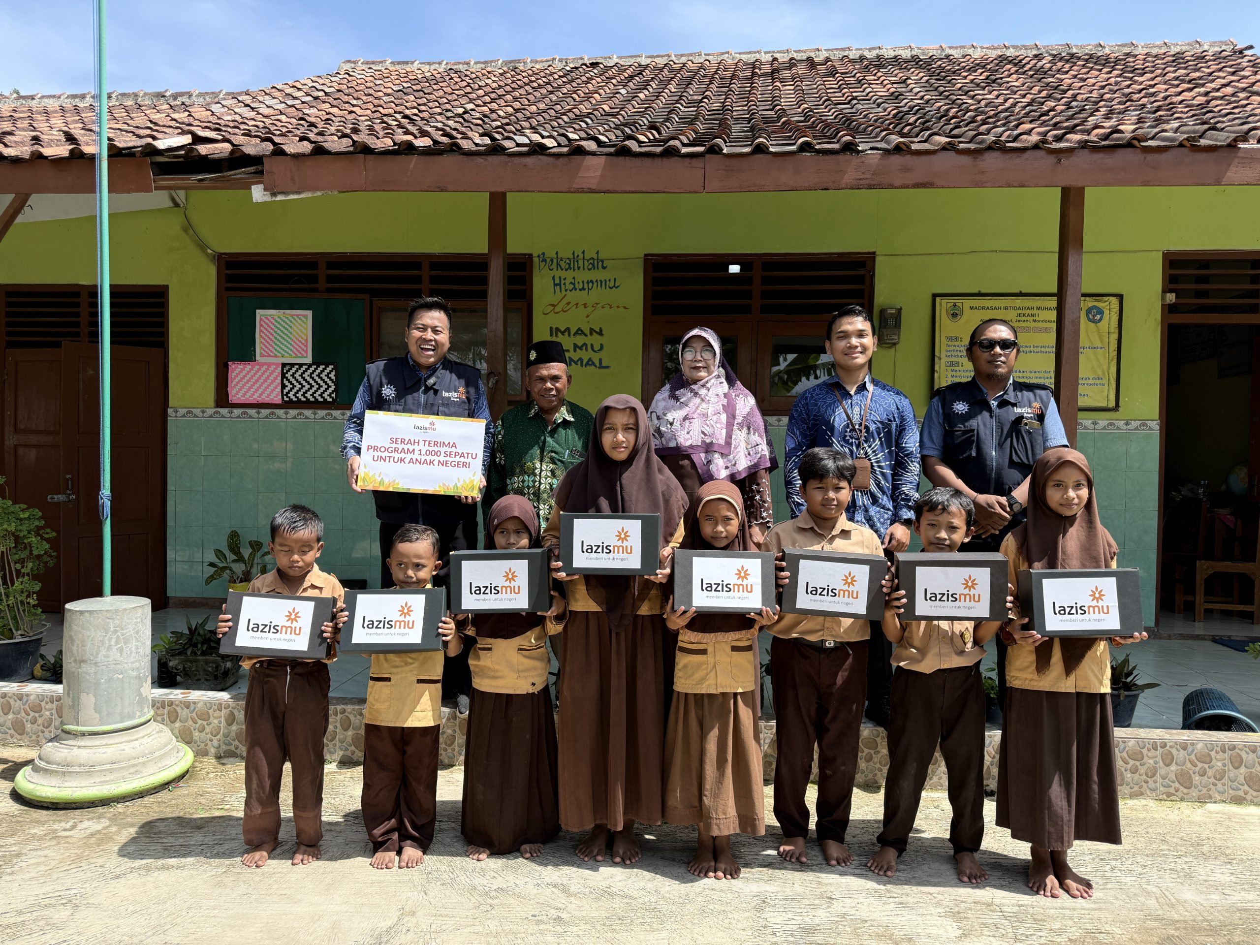 penyaluran Program 1000 Sepatu Lazismu