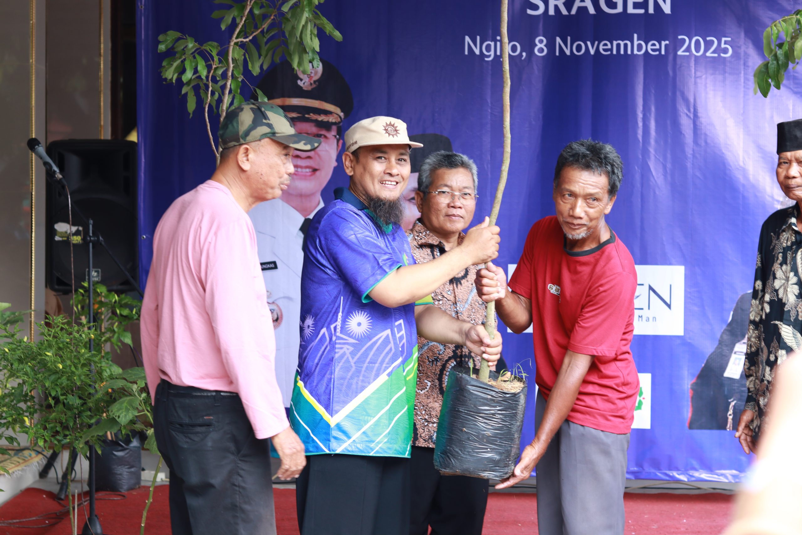 Penyerahan secara Simbolik berupa Bibit Kelengkeng dari KH. Ali Rosyidi M.M. kepada perwakilan warga Ngijo dengan di saksikan oleh Sekretaris Daerah Kabupaten Sragen dr. Hargiyanto M.Kes