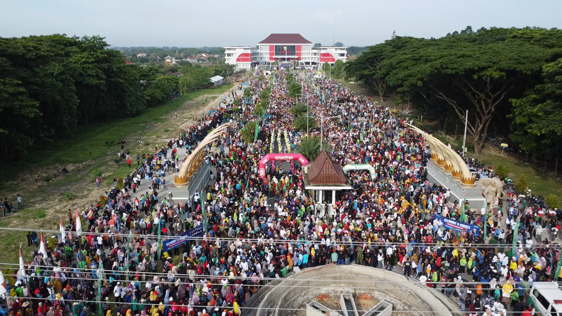 Foto drone memperlihatkan ribuan peserta jalan sehat memenuhi halaman Kantor Pemda Sragen, membentuk kerumunan padat yang tertib dan semarak dalam peringatan Milad Muhammadiyah ke-113.