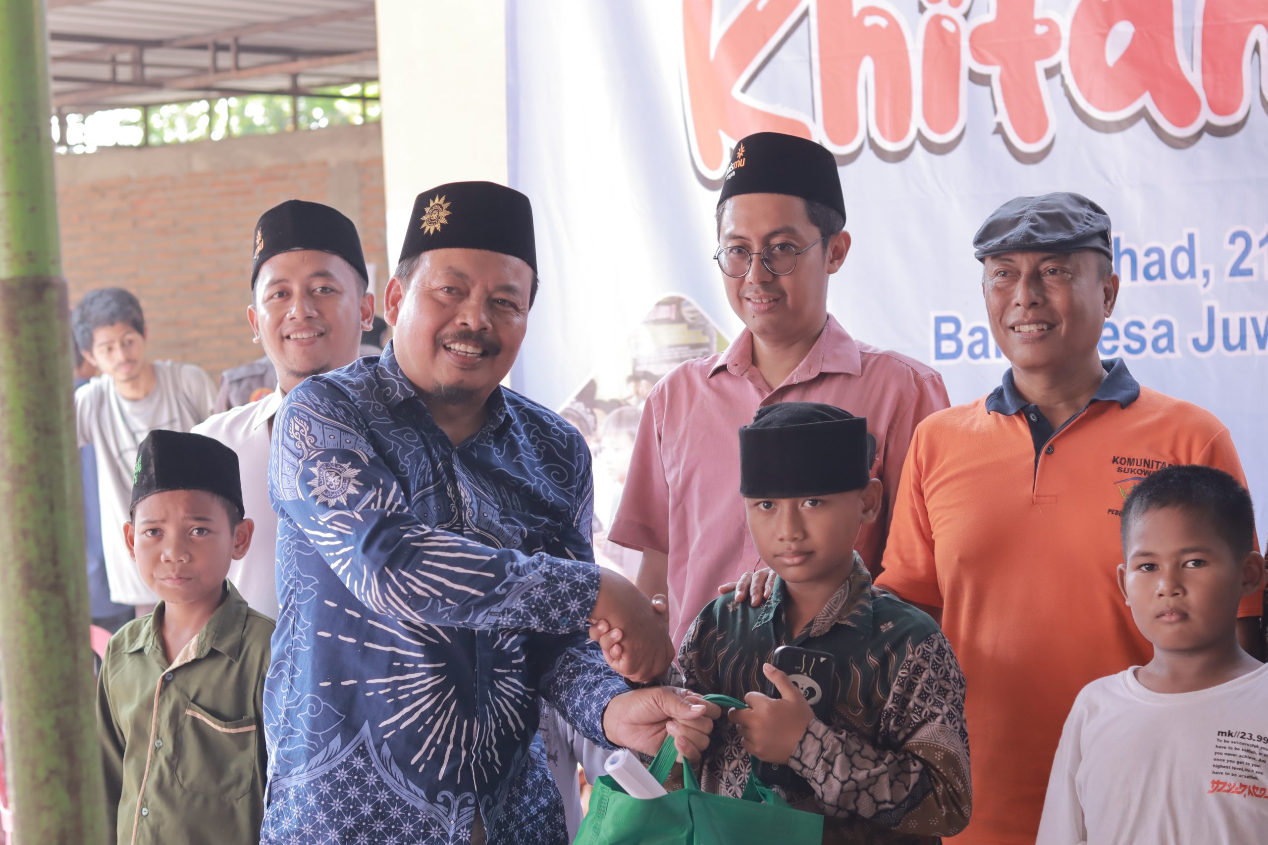 khitan massal gratis hasil kolaborasi Lazismu Sragen, KSPB, dan Pemdes Juwok di Balai Desa Juwok, Sukodono