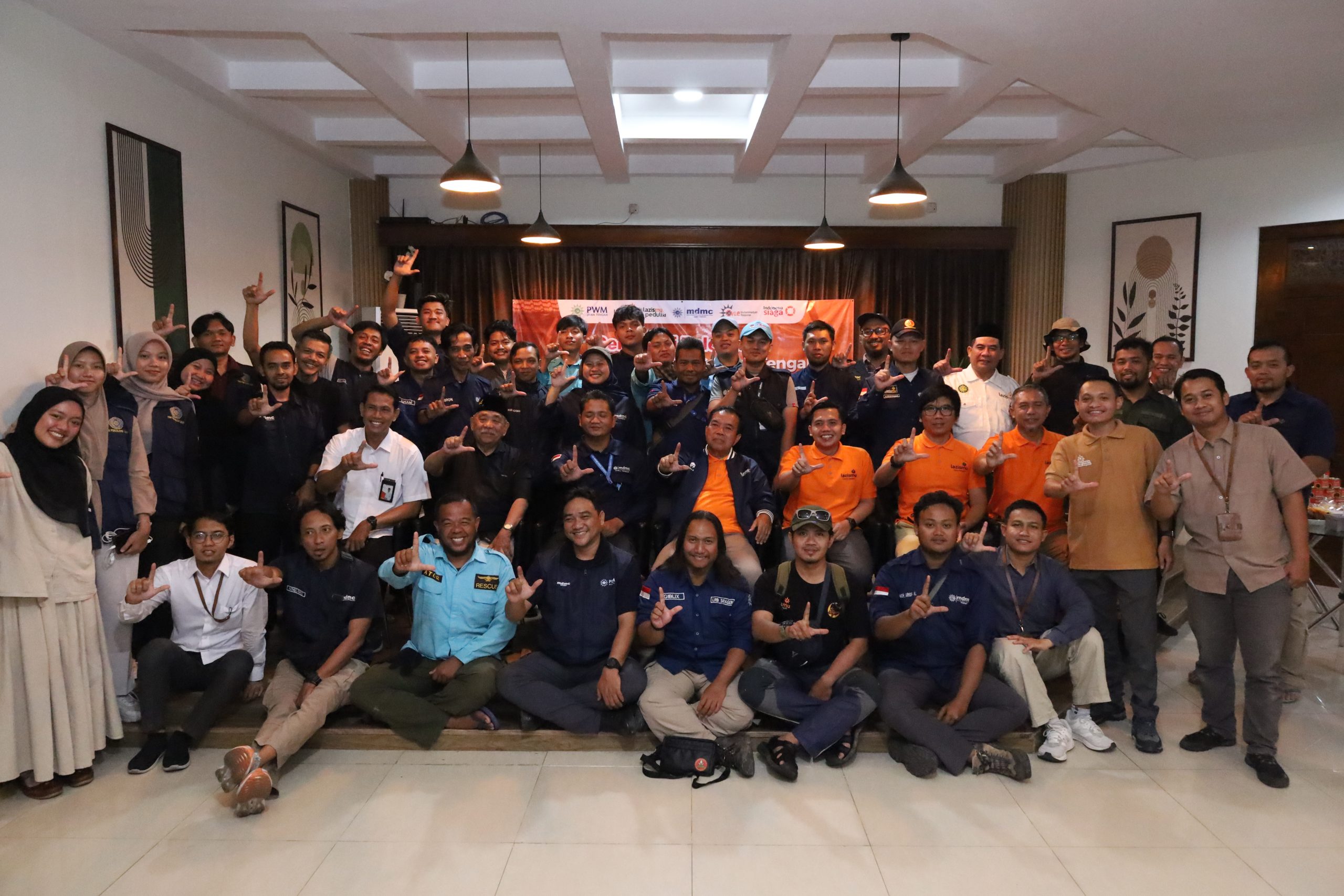 Foto bersama pelepasan 28 relawan Muhammadiyah Jawa Tengah, termasuk 2 relawan dari Sragen, di lobi Gedung PWM Jateng untuk misi Respon Bencana Sumatra 2025.