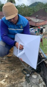Relawan Muhammadiyah memasang perangkat Starlink di lokasi banjir Tapanuli Selatan untuk menyediakan internet darurat bagi warga terdampak.